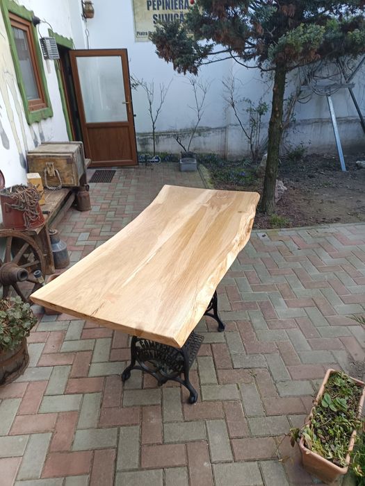 Masa sau birou din mașină de cusut