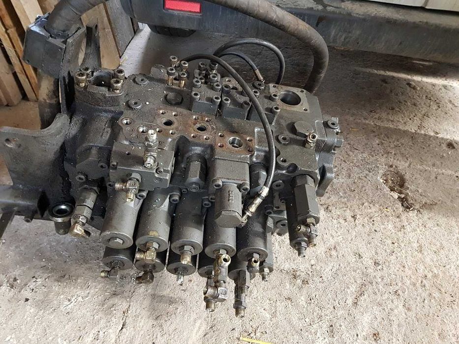 Distribuitor CASE CX210B