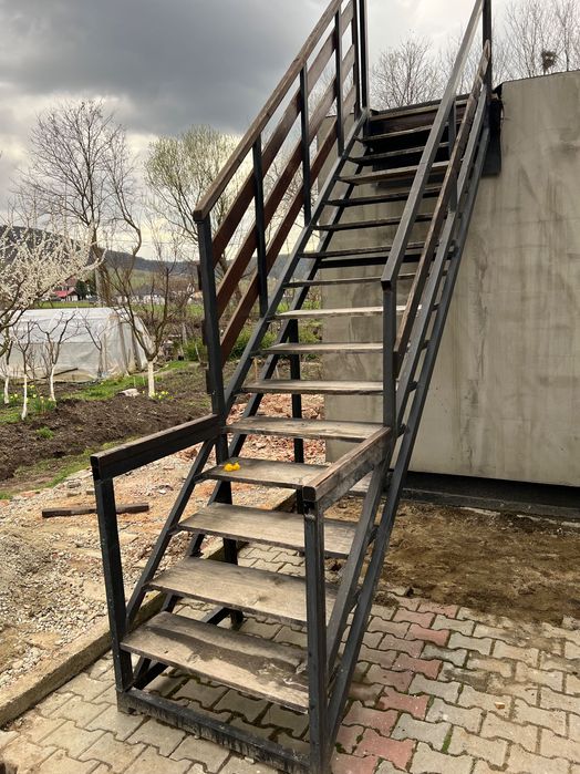 Vând scară metalică