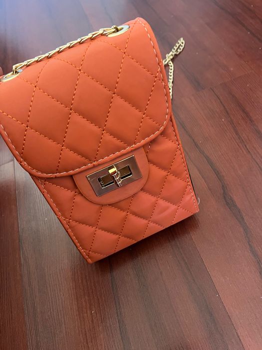 Мини оранжева чантичка