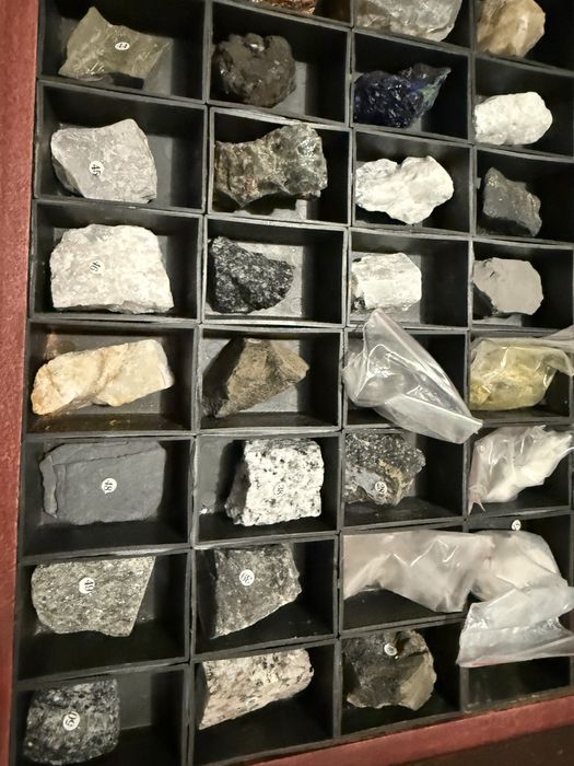 Colecție de Minerale și Roci (50 Piese) - Cutie Lemn