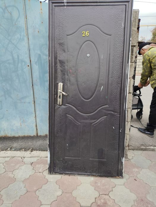 Продам входную дверь.