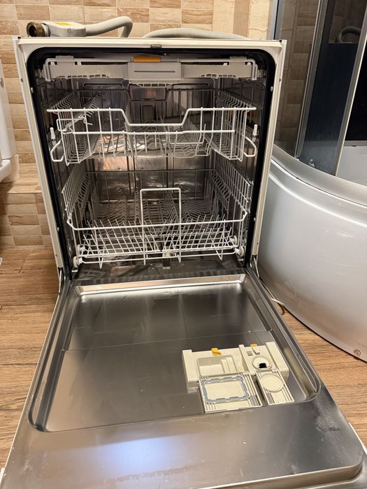 Masina de spalat vase Miele cu sertar pentru tacamuri