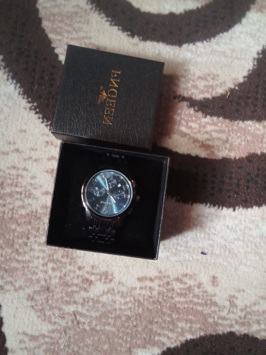 Qoʻl soati sotiladi yangi