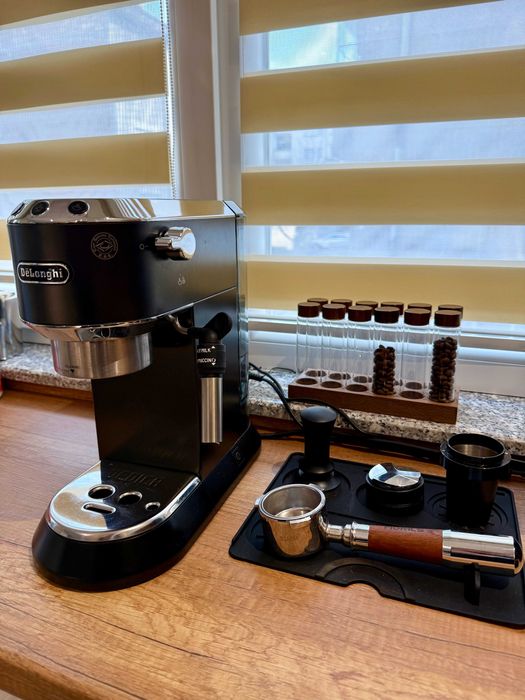 Еспресо Кафемашина Delonghi Dedica EC685 + Бариста аксесоари