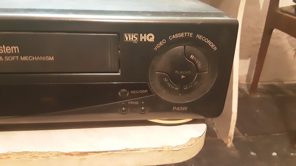 Видеомагнитофон. 10000.  Торг.