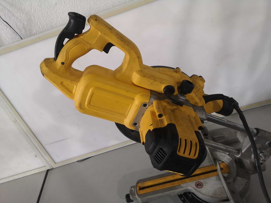Циркуляр пендула - Dewalt 1400W / 216mm / 110V