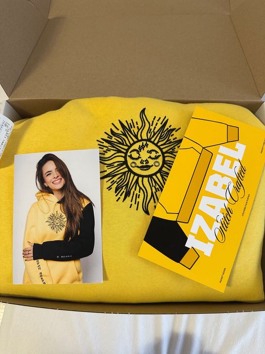 Суитшърт “слънчеви лъчи в мрака” от Изабел Овчарова