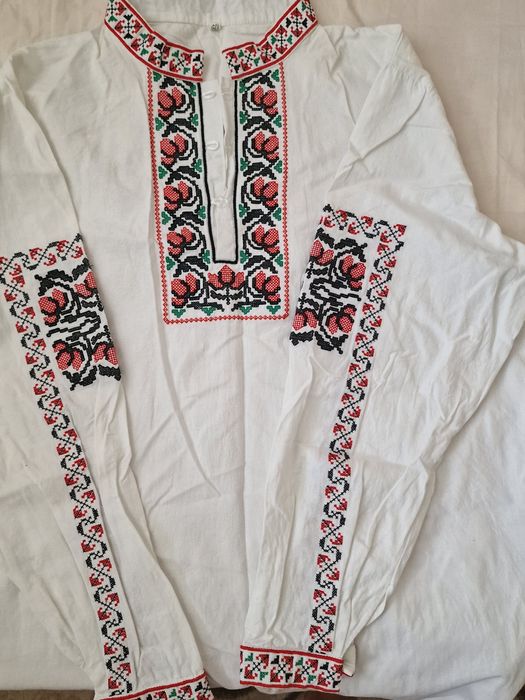 Продавам дълга риза с българска бродерия.
