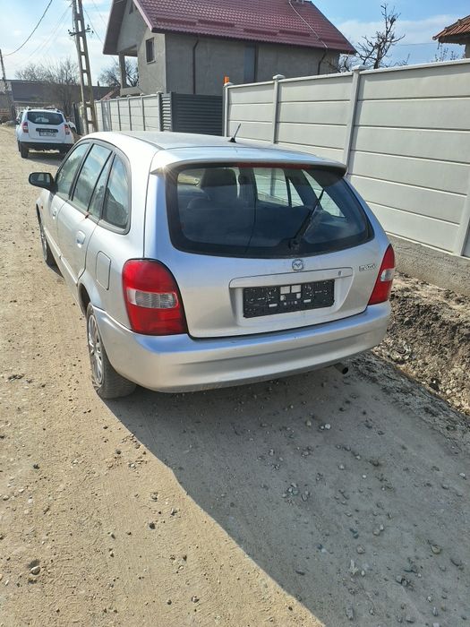 Vând Mazda 323F pentru piese
