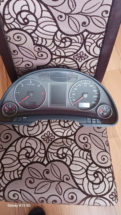 Продавам табло с цветен фис за ауди а4 б7 2.0 TDI 2006г