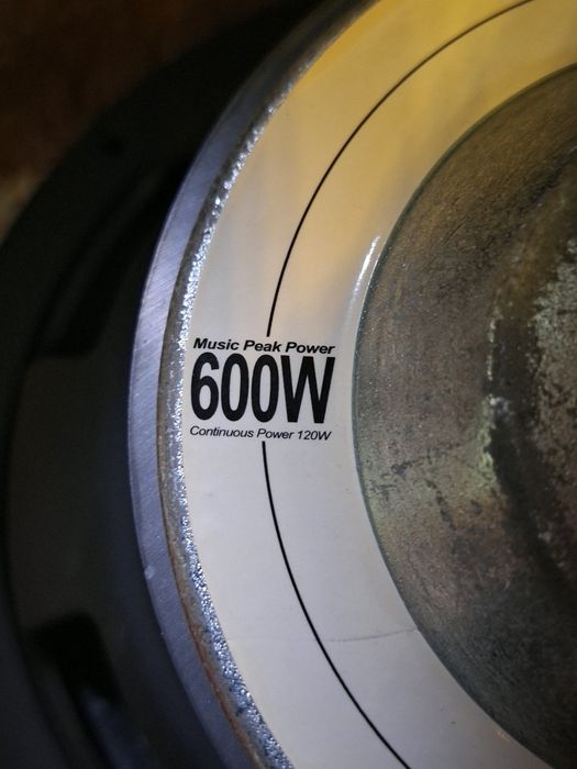 Продавам бас каса Clarion