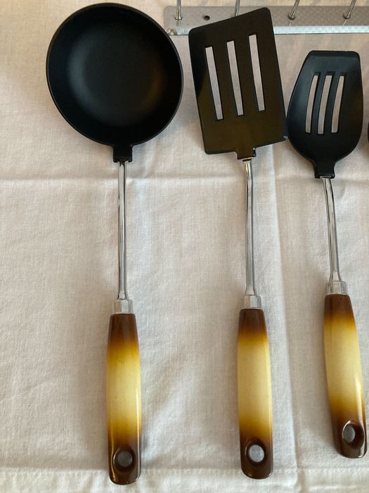 Комплект прибори за готвене и стойка