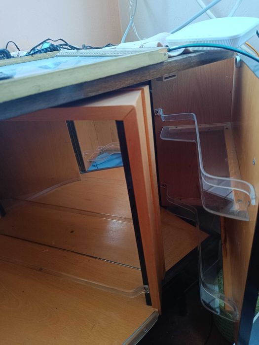 Дървен шкаф с въртящи врати