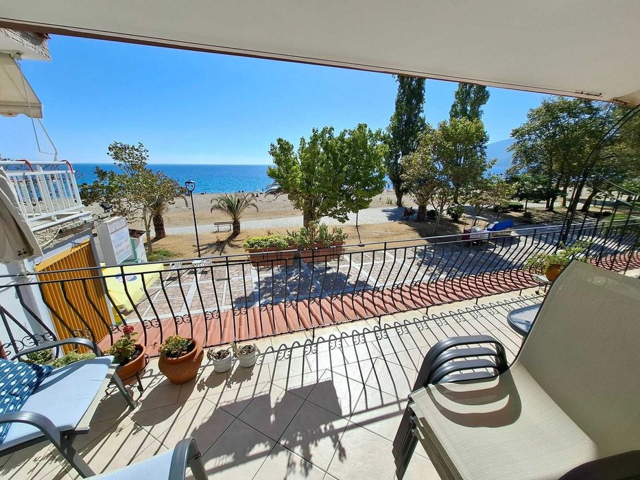 Продава лукс апартамент 48м2 първа линия в Неа Врасна, Северна Гърция