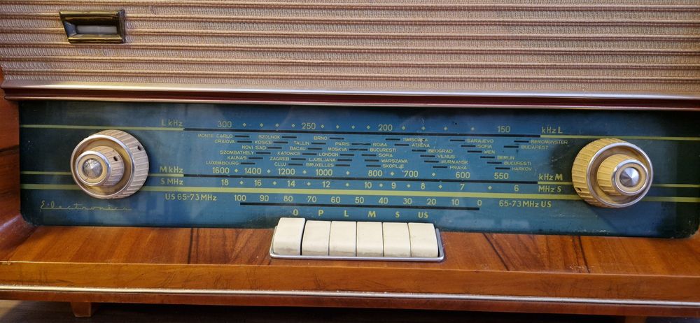 Radio vintage din lemn – stare foarte bună – piesă de colecție