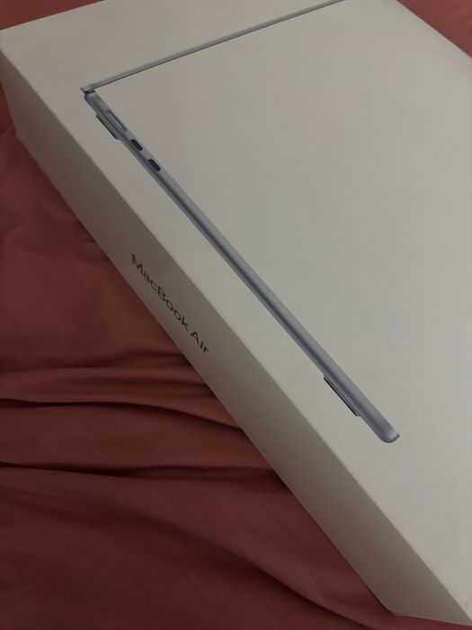 Macbook  Air Cip M4 2025 de 13 inchi