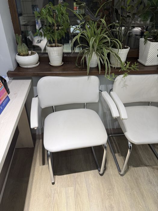 ИЗО стулья  белые Б/у 189 000