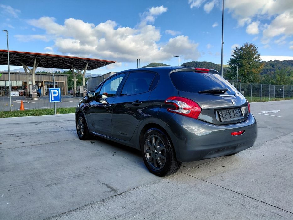 Peugeut 208 1,2 benzina an 2015 euro 5 Clima /Incalzire  scaune /Navigație/Jenti/