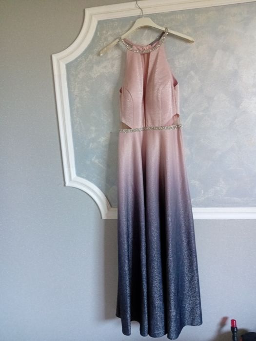 Продава се  рокля. М размер