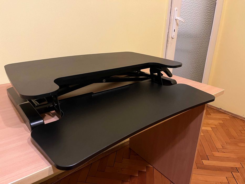 Стойка за работа в изправено положение / регулируема стойка за бюро