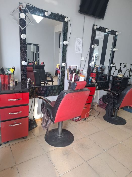 Аёллар салонидаги ойна ва тумбочкалар сотилади. Холати жуда зур