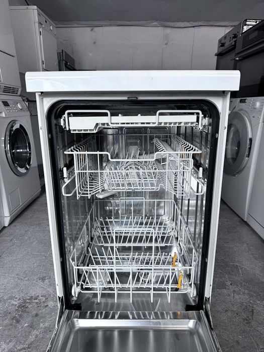 Съдомиялна + гаранция 1 година.  MIELE малка тясна 45см. Свободно стояща. Безплатна доставка за София.