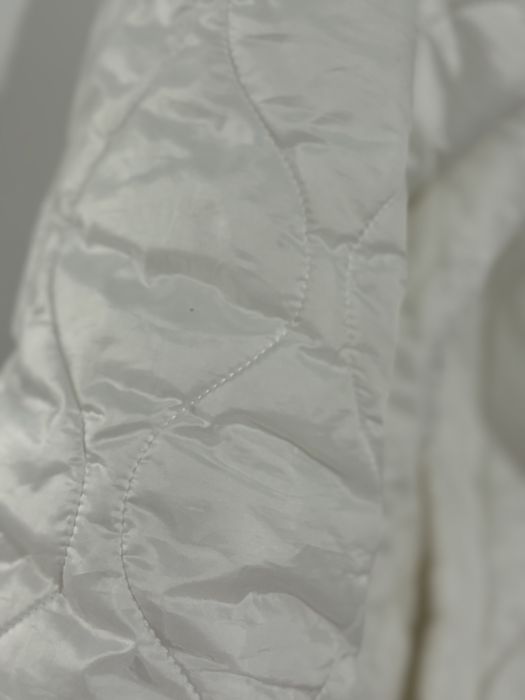 Стеганый плащ белый