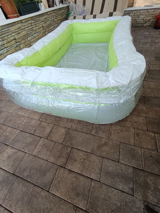 Vând piscina gonflabila