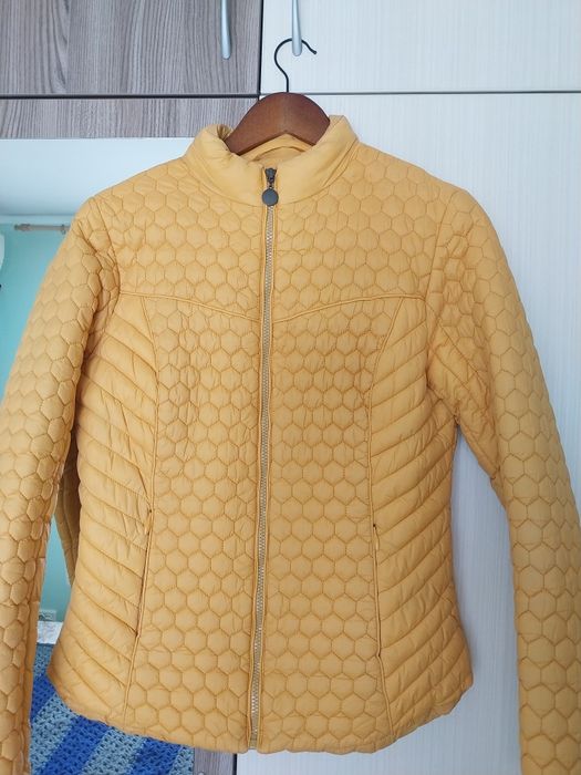 вталено жълто яке