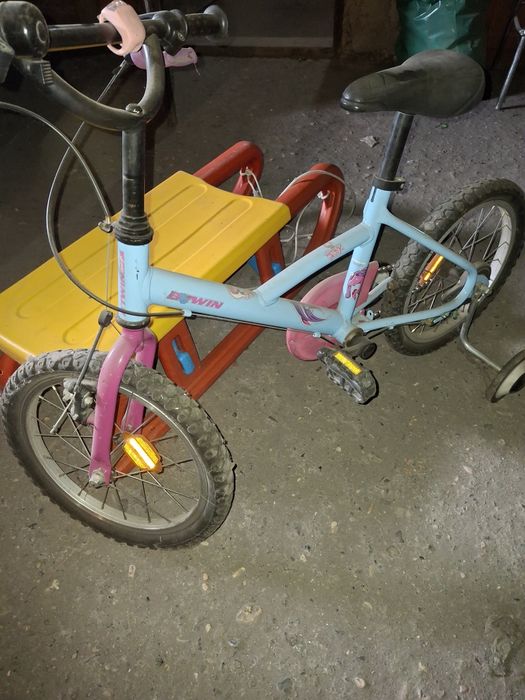 Vând scaun auto  și bicicleta  copii.