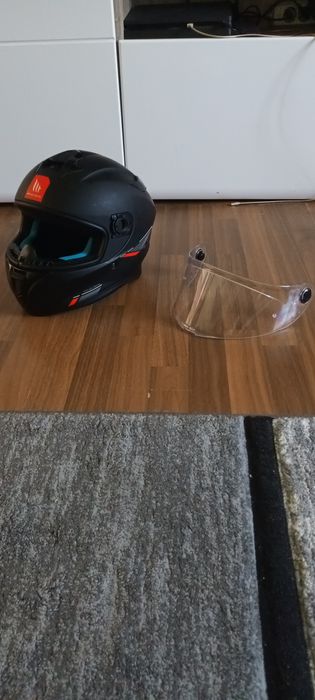 vând cască moto mthelmets mărimea m