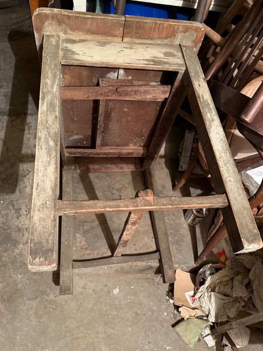 Продавам дървена маса, стабилна