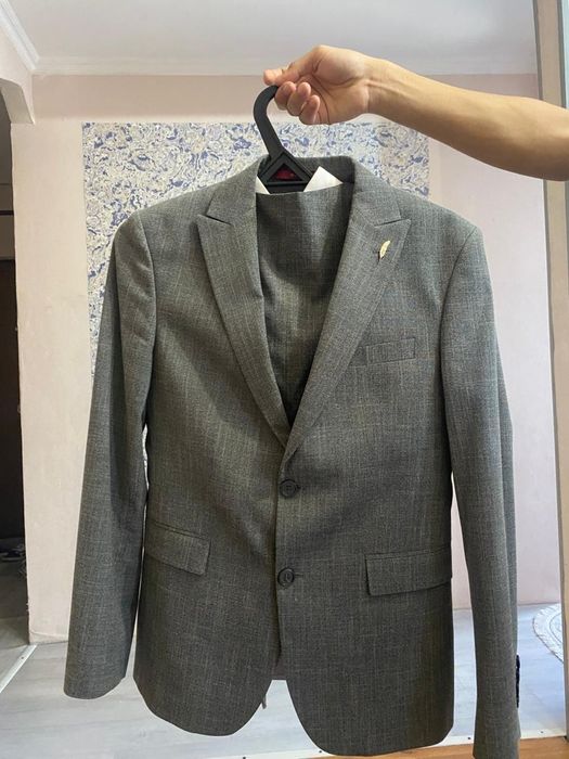 Продаётся костюм тройка