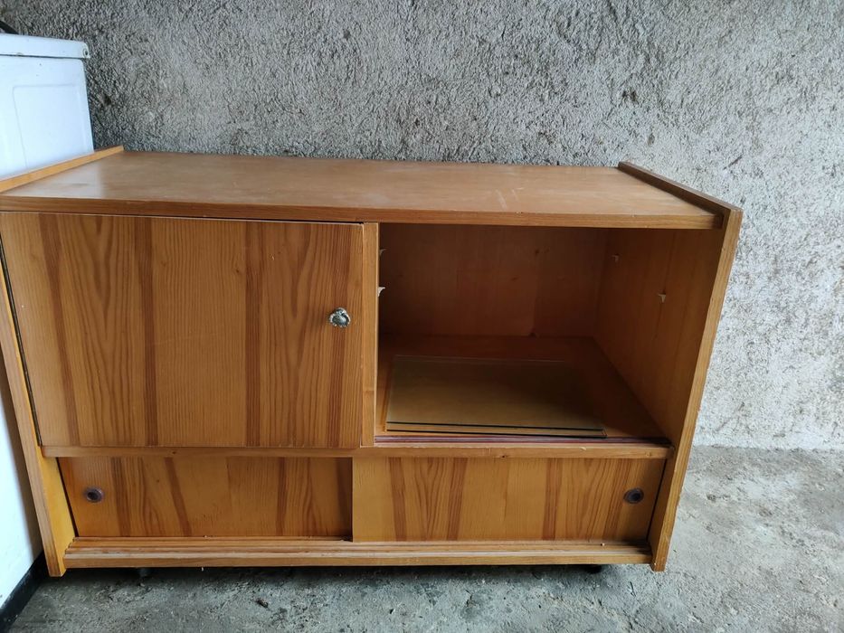 Дървен шкаф (барче)