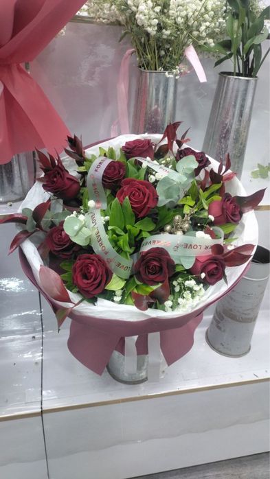 Tabiy buket gullar atirgul roza jivoy