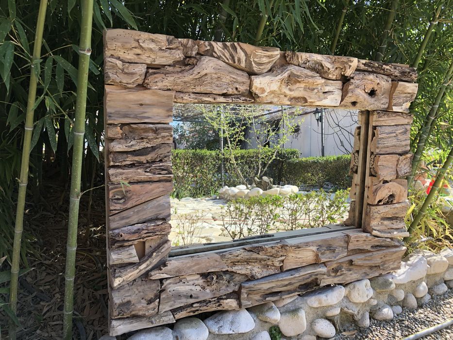 Огледала с дървен акцент