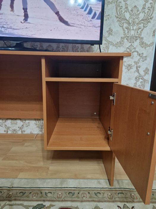 Коричневая тумбочка