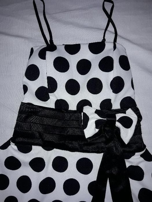 Рокля на черни точки