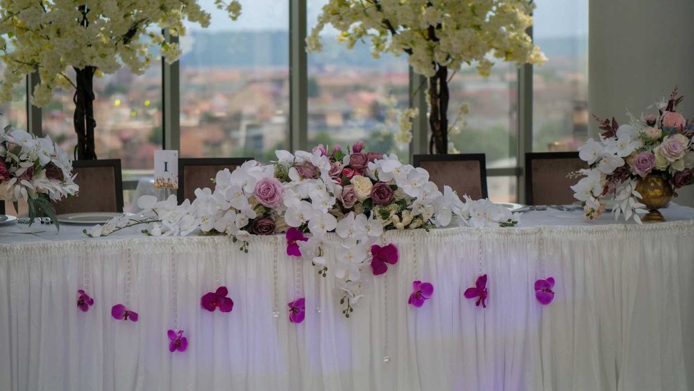 2 fete de masa prezidiu nunta