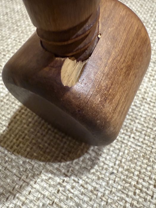 Стара дървена орехотрошачка