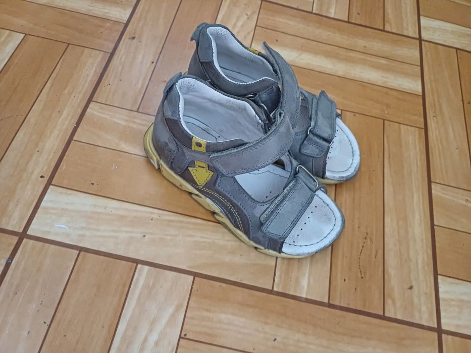 Продам сандали на мальчика