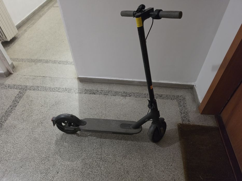 Продавам електрическа тротинетка Xiaomi Mi Electric Scooter 1S