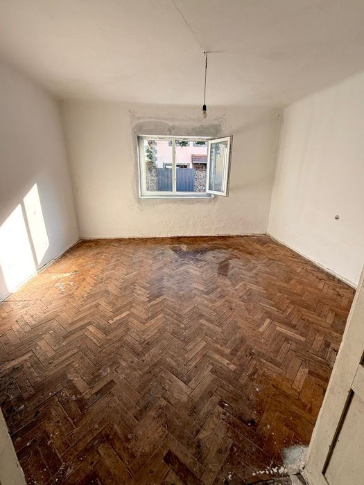 Casa de vanzare singur in curte