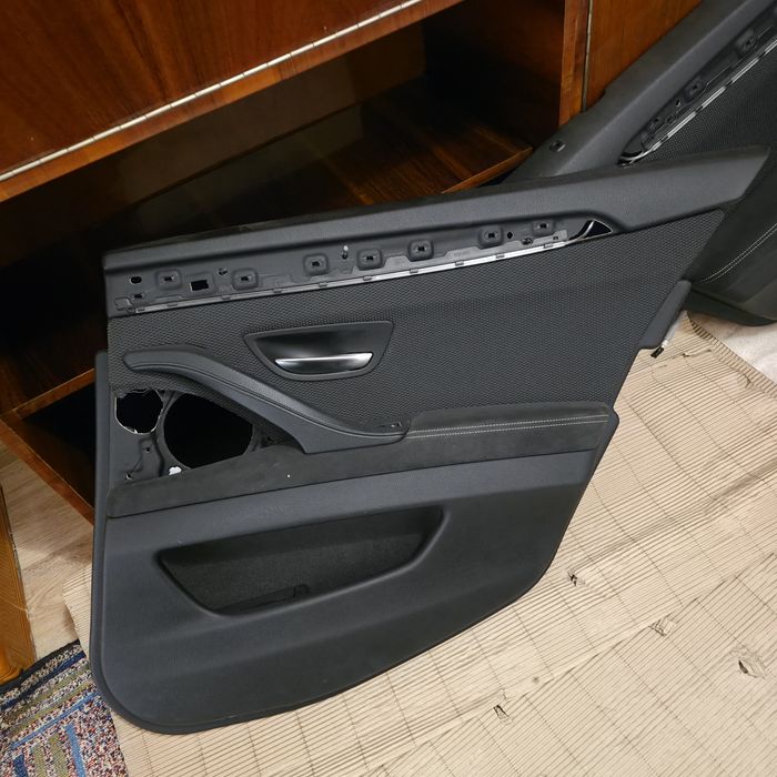 Fete usi BMW F10/F11 alcantara si consola centrala