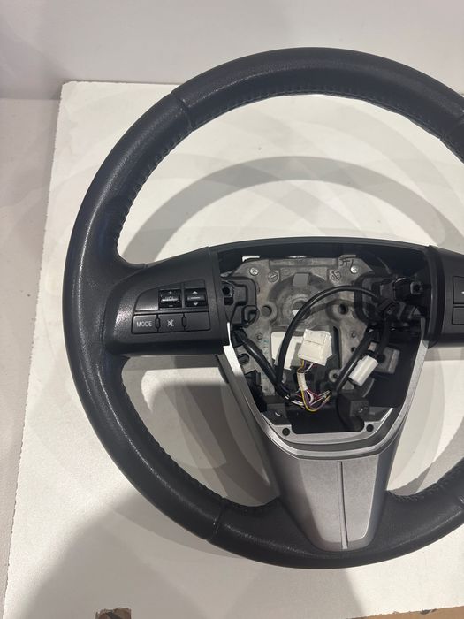 Mazda 3 кожен волан Мазда 3