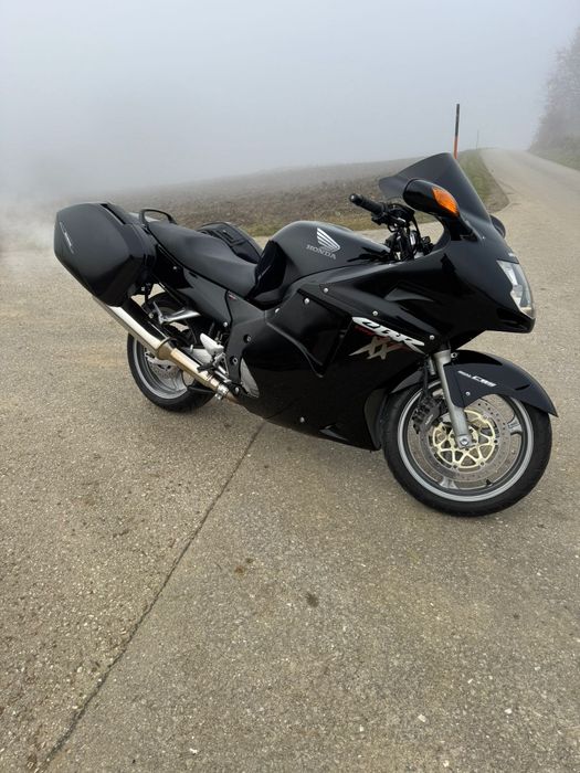 Honda cbr 1100 xx Blackbird
An fab 2002