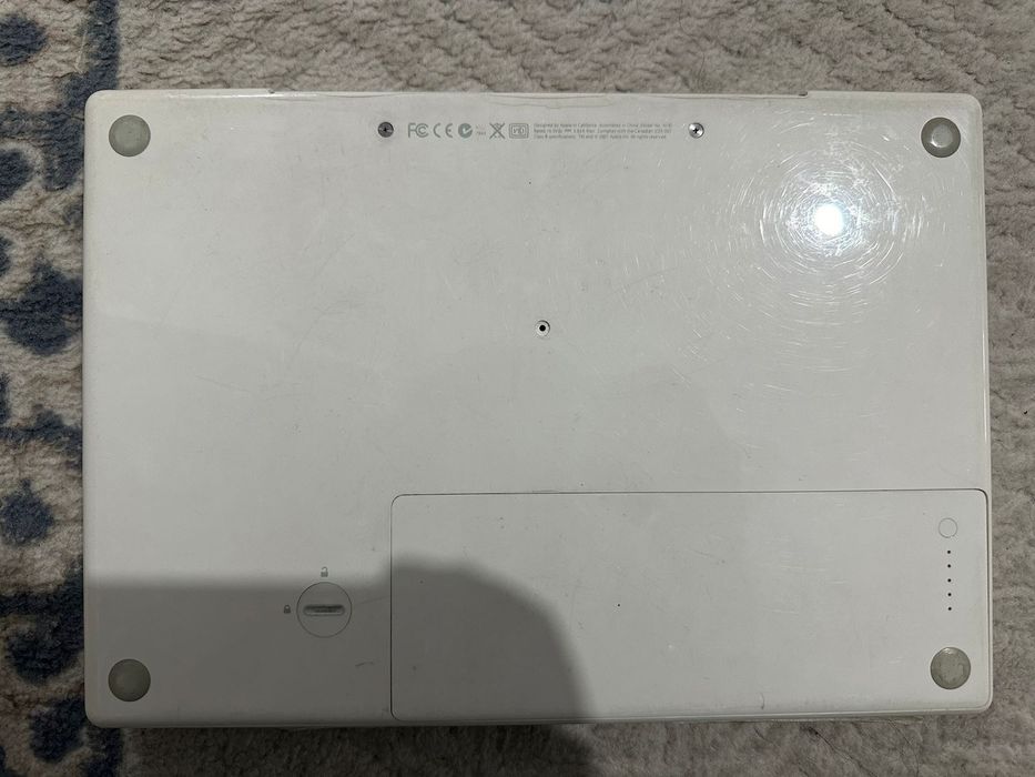 Продам макбук белый