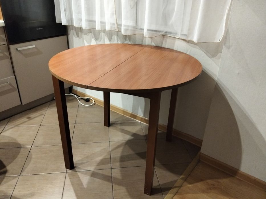 Продам кровать б/у и стол б/у