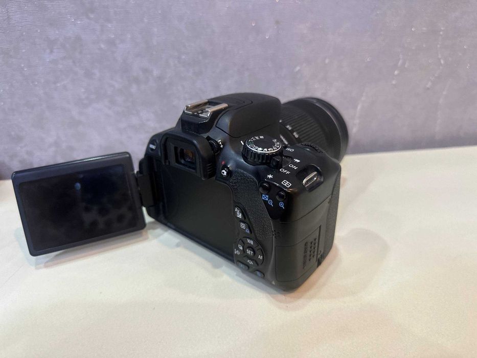 Canon EOS 650D + комплект аксессуаров